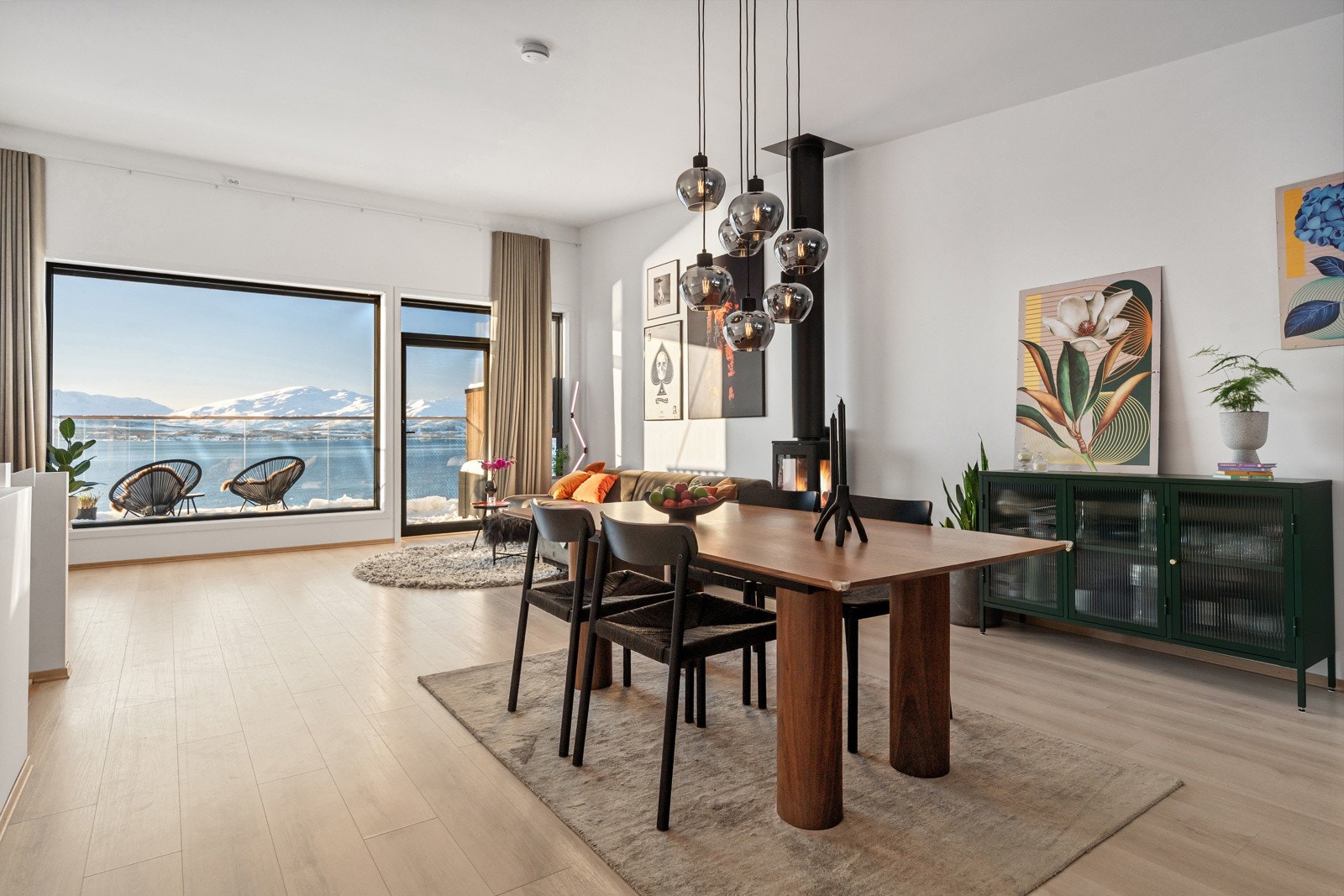 Spisebordet finner sin naturlige plass mellom stue og kjøkken.