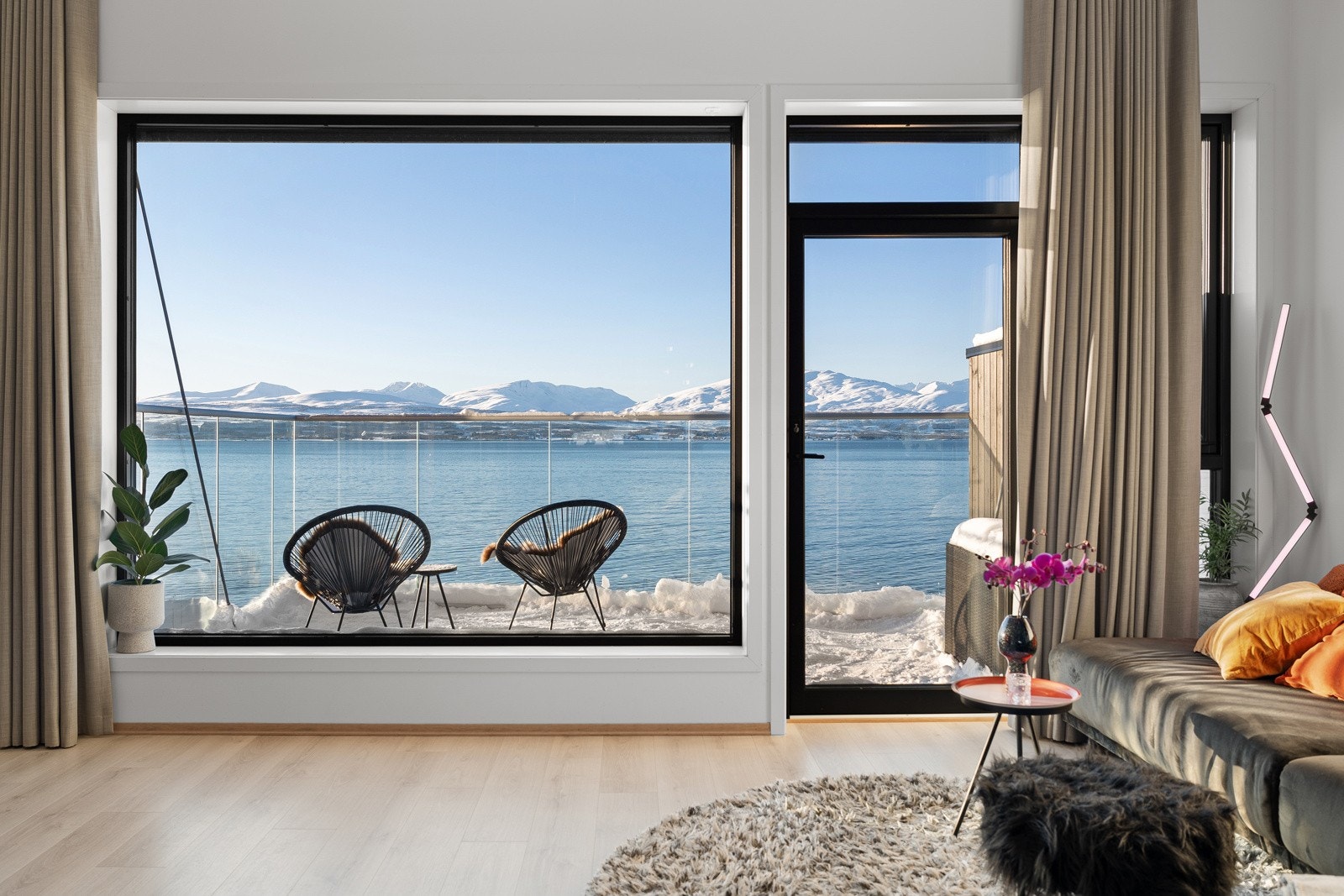 De store vindusflatene sikrer deg rikelig med innslipp av naturlig lys.