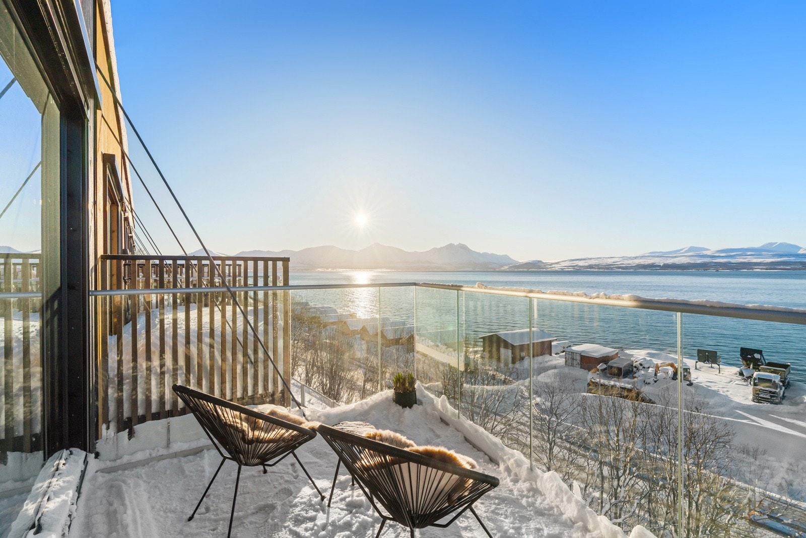 Strålende sol- og utsiktsforhold med panorama utsikt og sol fra 13-22.