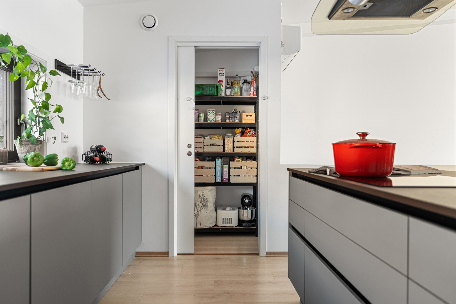 Det er i tillegg bod rett ved, hvor større kjøkkenapparat og tørrvarer kan lagres ut av syne.
