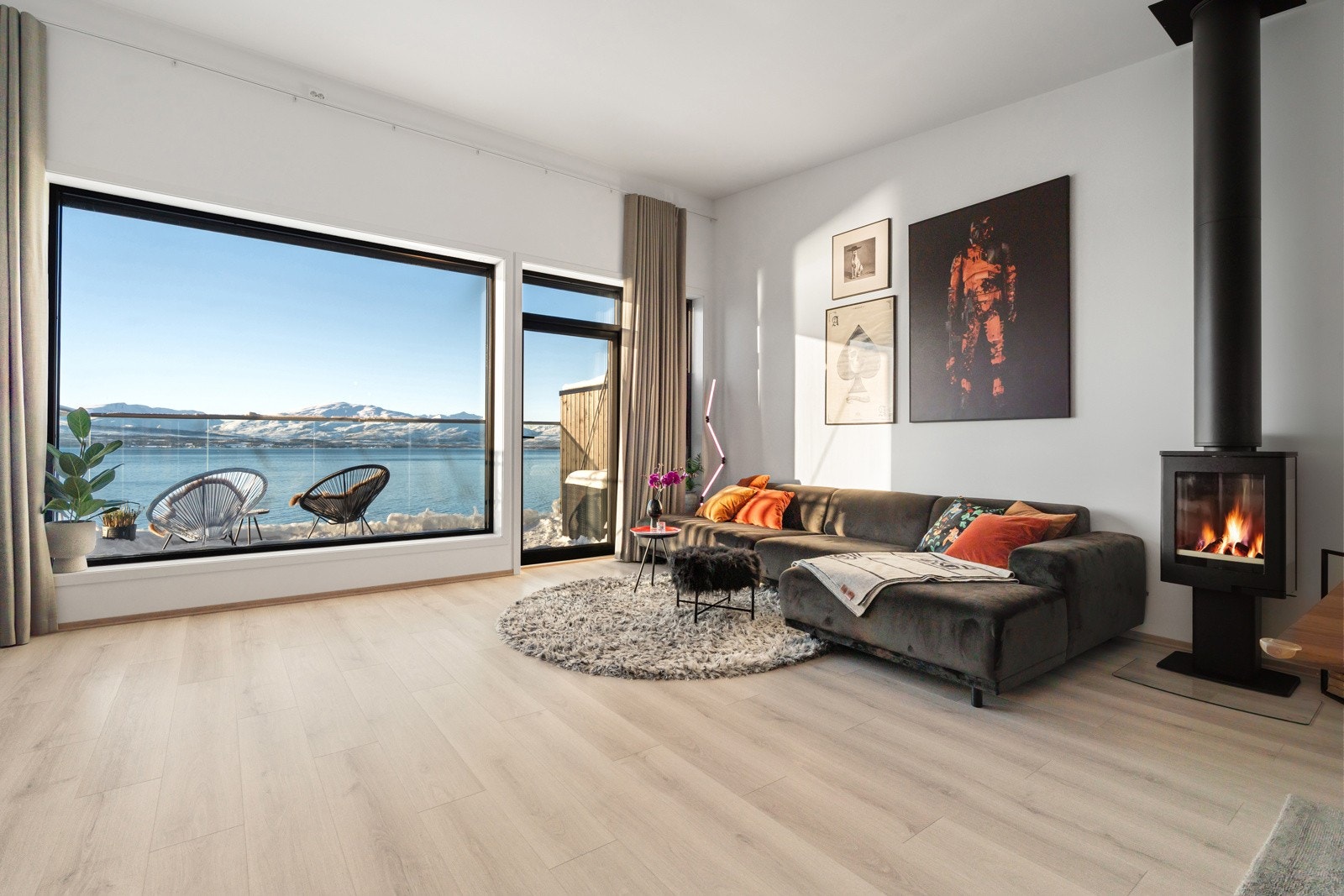 En meget innbydende 4-roms med endebeliggenhet og høy samt ny standard.