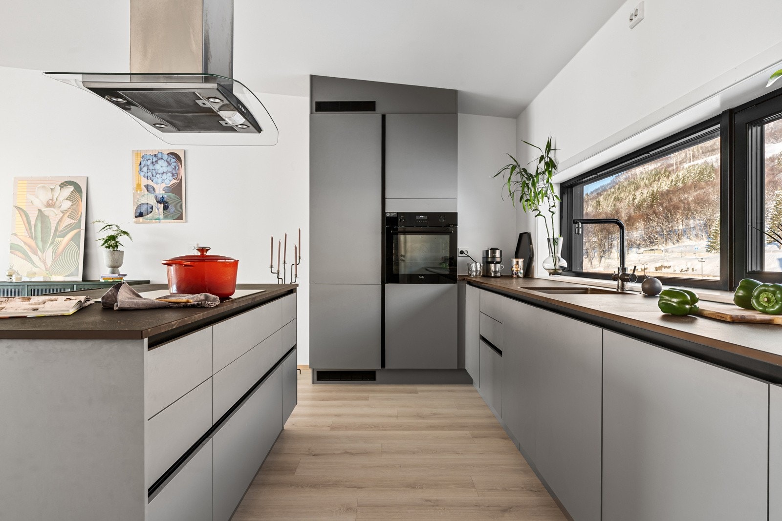 Benkeplaten er oppgradert til keramisk benkeplate som er både praktisk fordi den tåler høy varme samtidig som den gir en god og luksuriøs følelse.