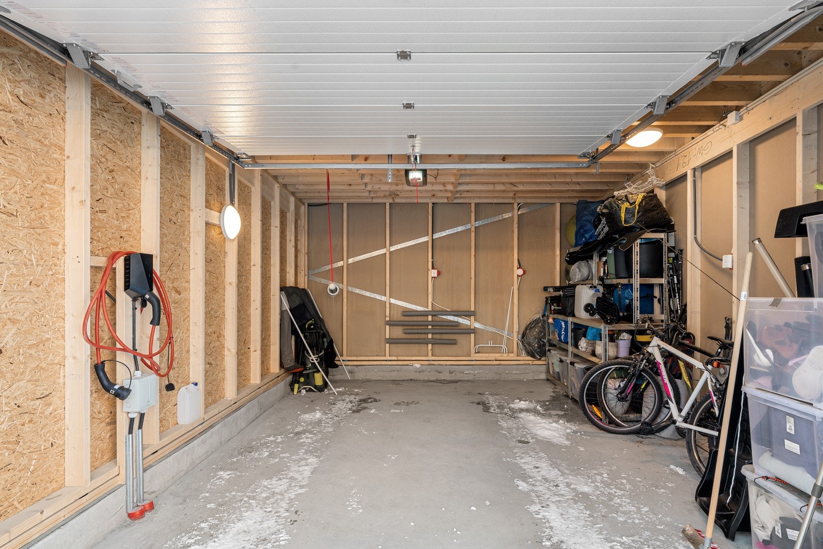 Garasjen har god plass, er på 21kvm og er en sikker plass å parkere bilen.