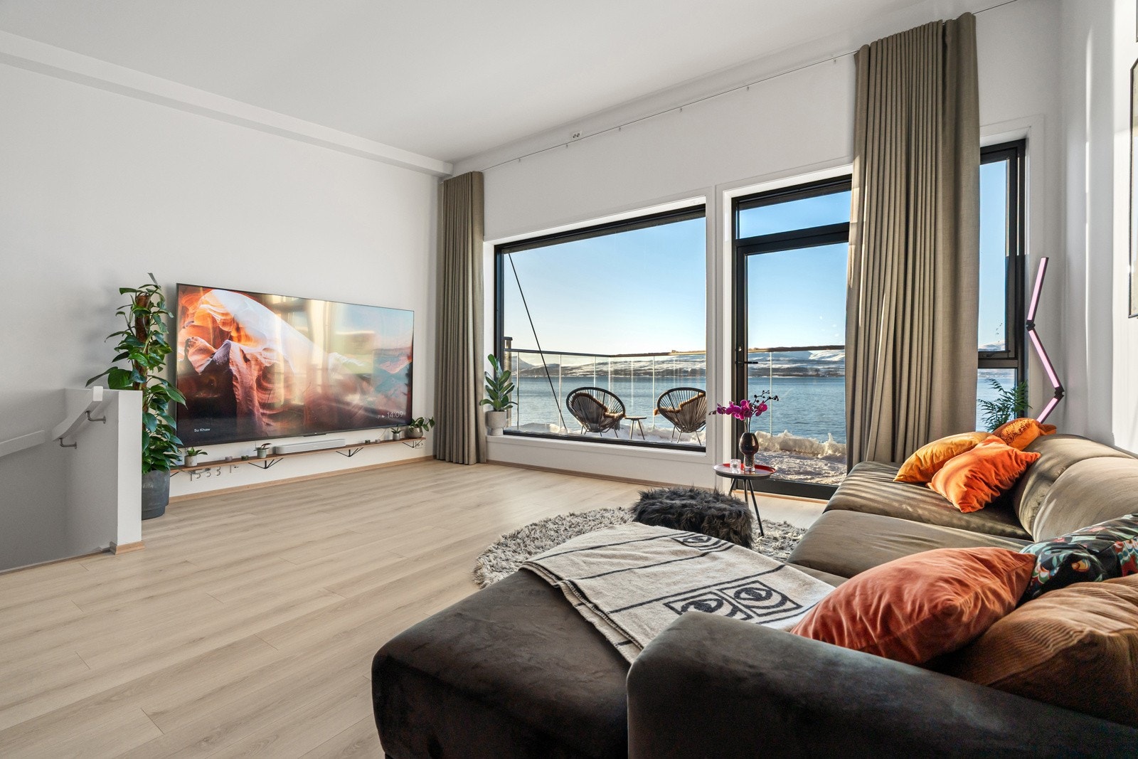 Lys, luftig stue og en god planløsning med romslige rom og generøs takhøyde.