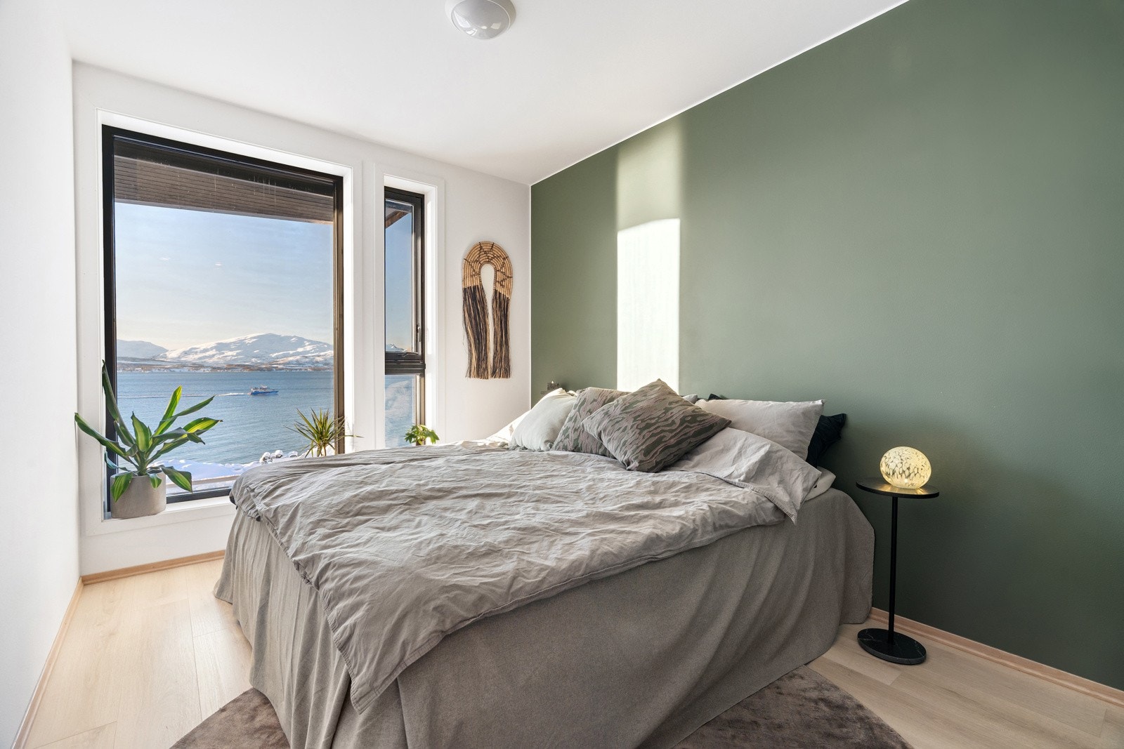 Hovedsoverommet er av meget romslig størrelse, god plass til ønsket møblement og stor seng.