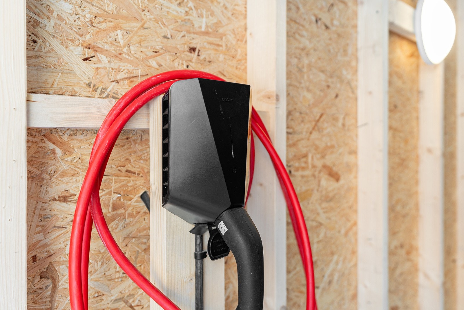 Det er montert elbillader i garasjen.