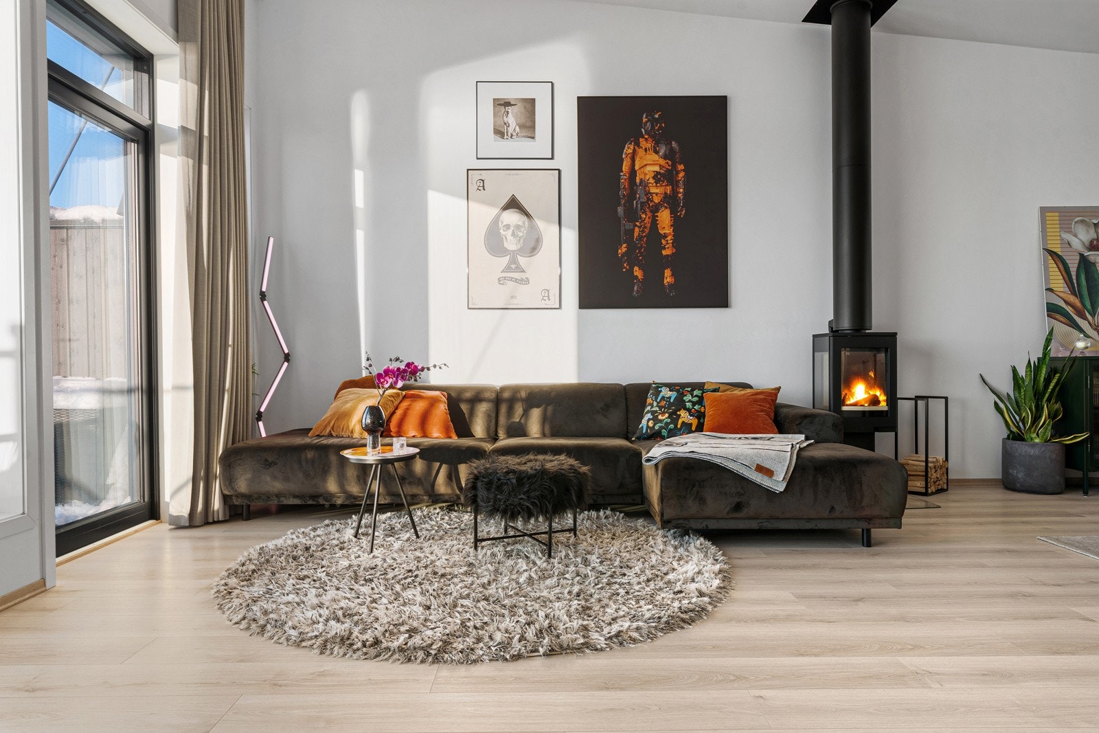 Møbleringsvennlig stue som gir deg god plass til de sosiale sonene. Stuen har både vedfyring og varmepumpe montert i 2024, noe få andre på rekken har.