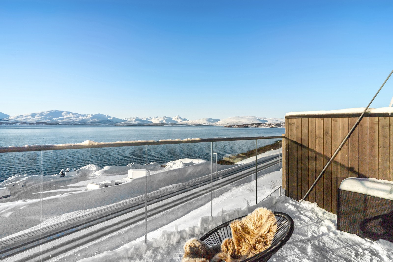 Det er god plass til ønsket utemøblement.