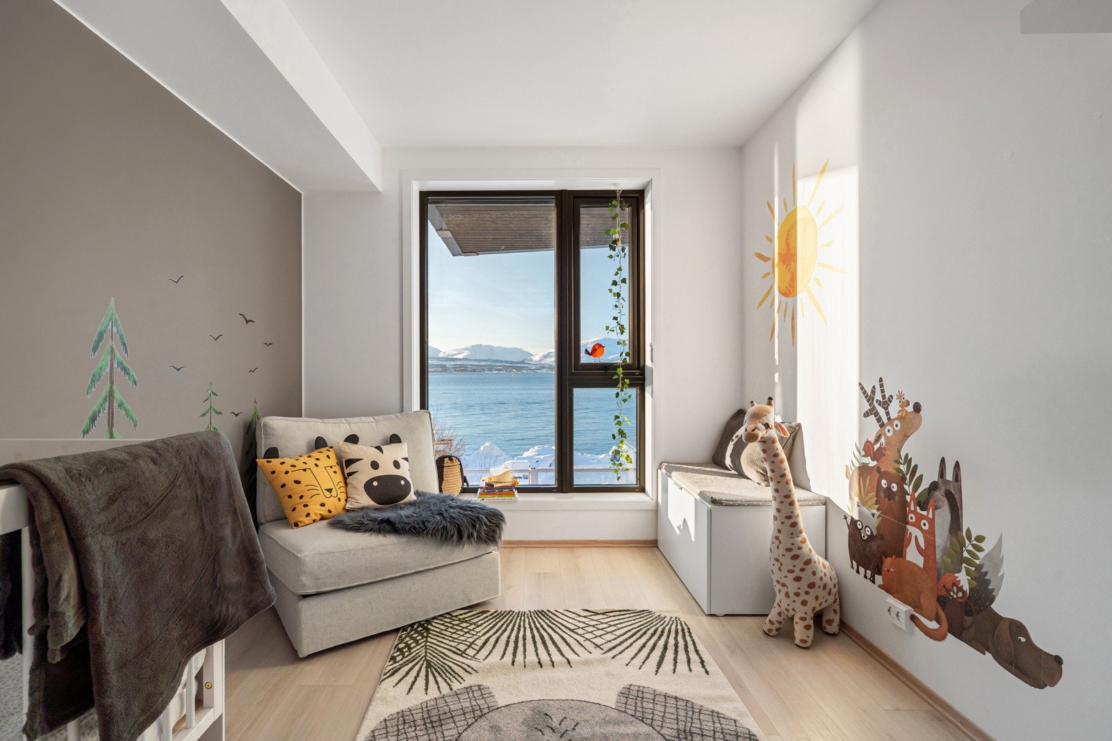 Boligen har ytterligere to soverom av god størrelse. Alle soverom har reflekterende blackout-screens montert.