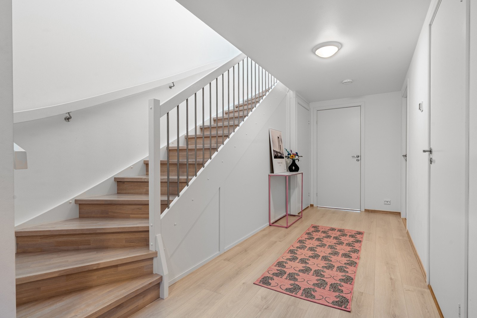 Ned trappen kommer du til soverom og bad.