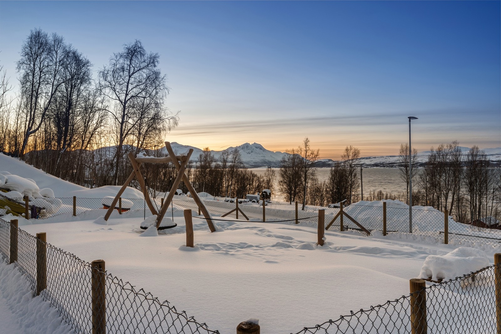 Det er flere lekeplasser rett ved boligen, ypperlig sted hvor ungene trygt kan leke.