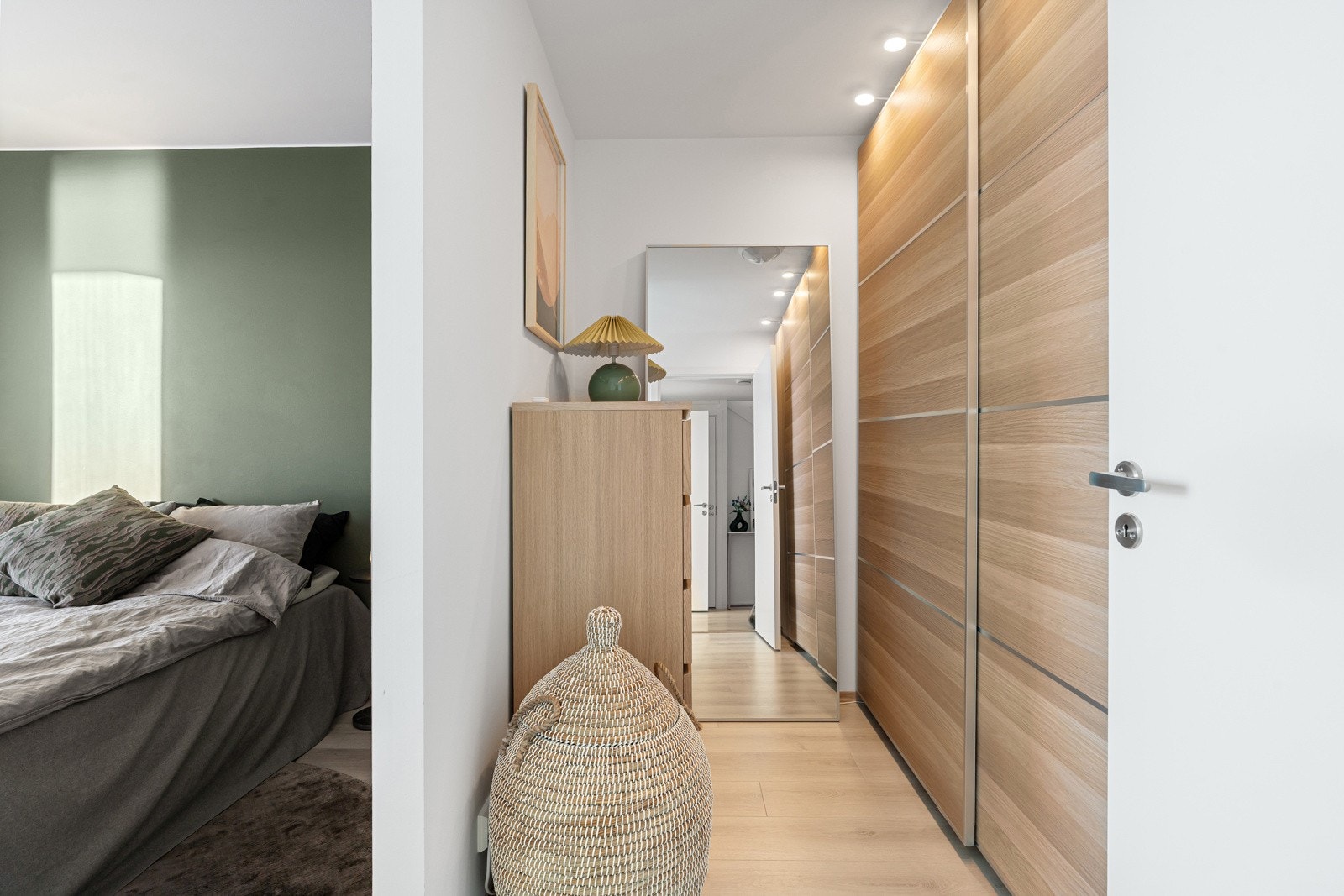 Hovedsoverommet har egen walk-in hvor alle dine klær kan oppbevares.