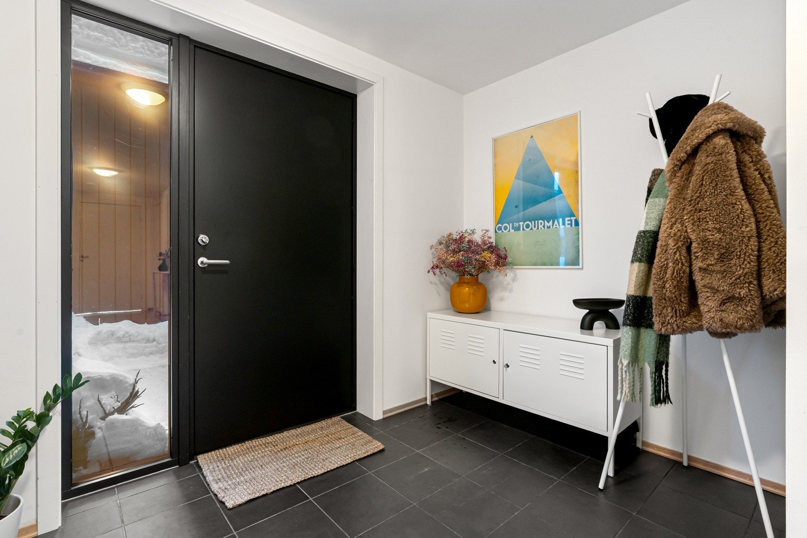 Velkommen inn! Flislagt entré med varme i gulv.