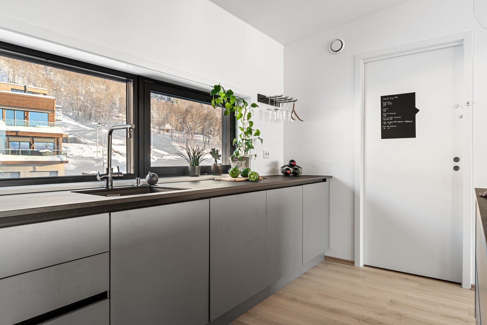 Det er gjennomgående lys i etasjen med vindu i begge ender.