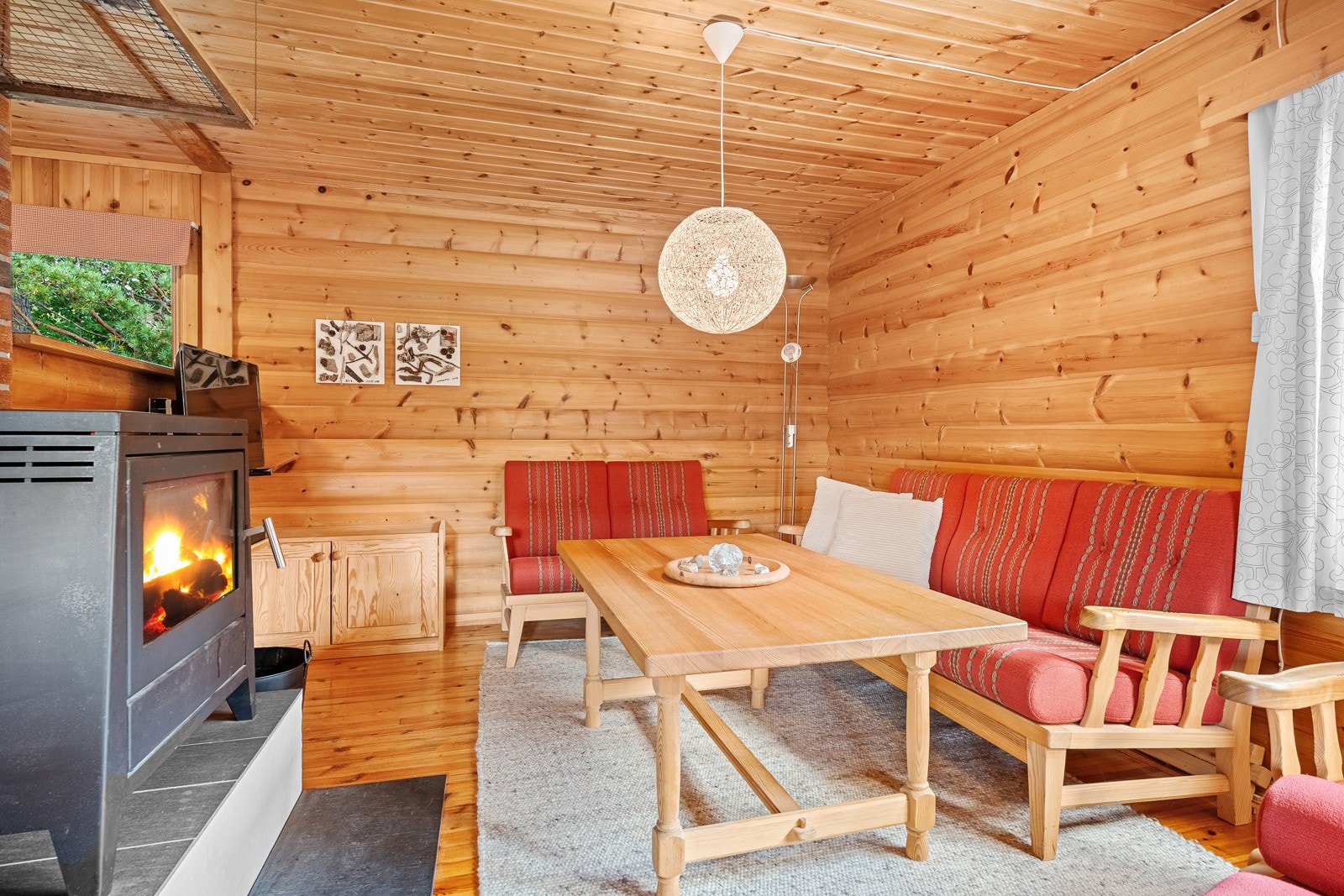 Vedfyring i stua. Ellers panelovner som også i dag er tilkoblet "ring hytta varm". Galleribilde