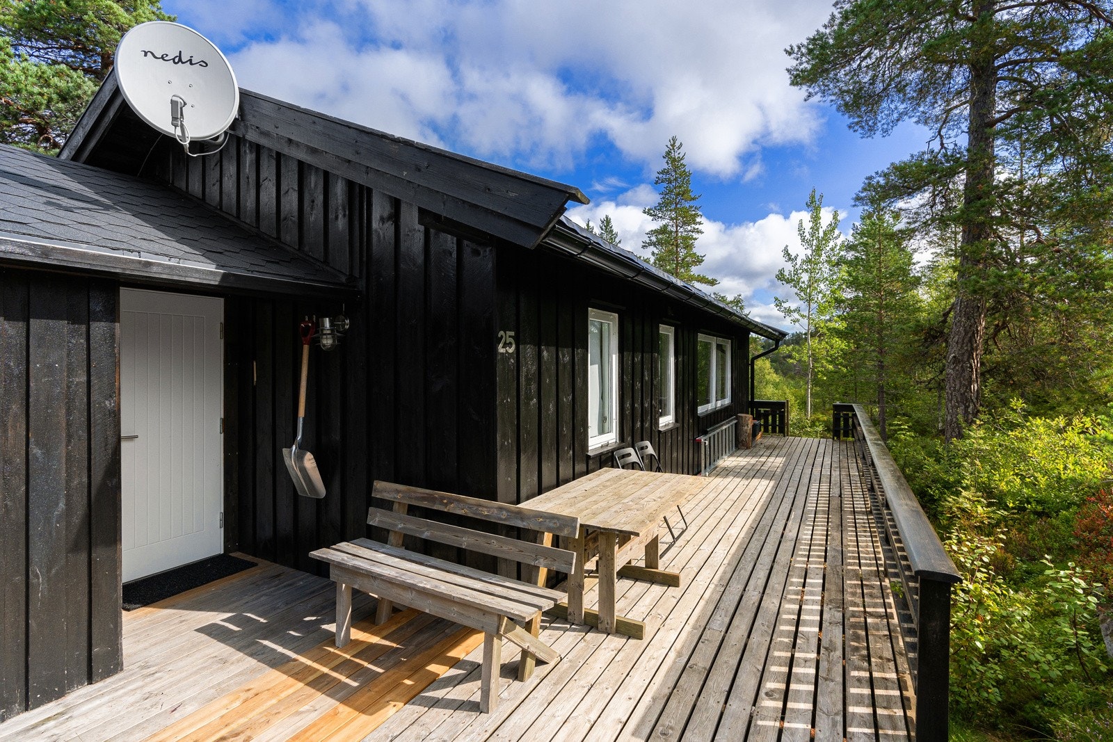 Hytta ligger fredlig til innerst i hyttefeltet. Solrik og lun uteplass. Galleribilde