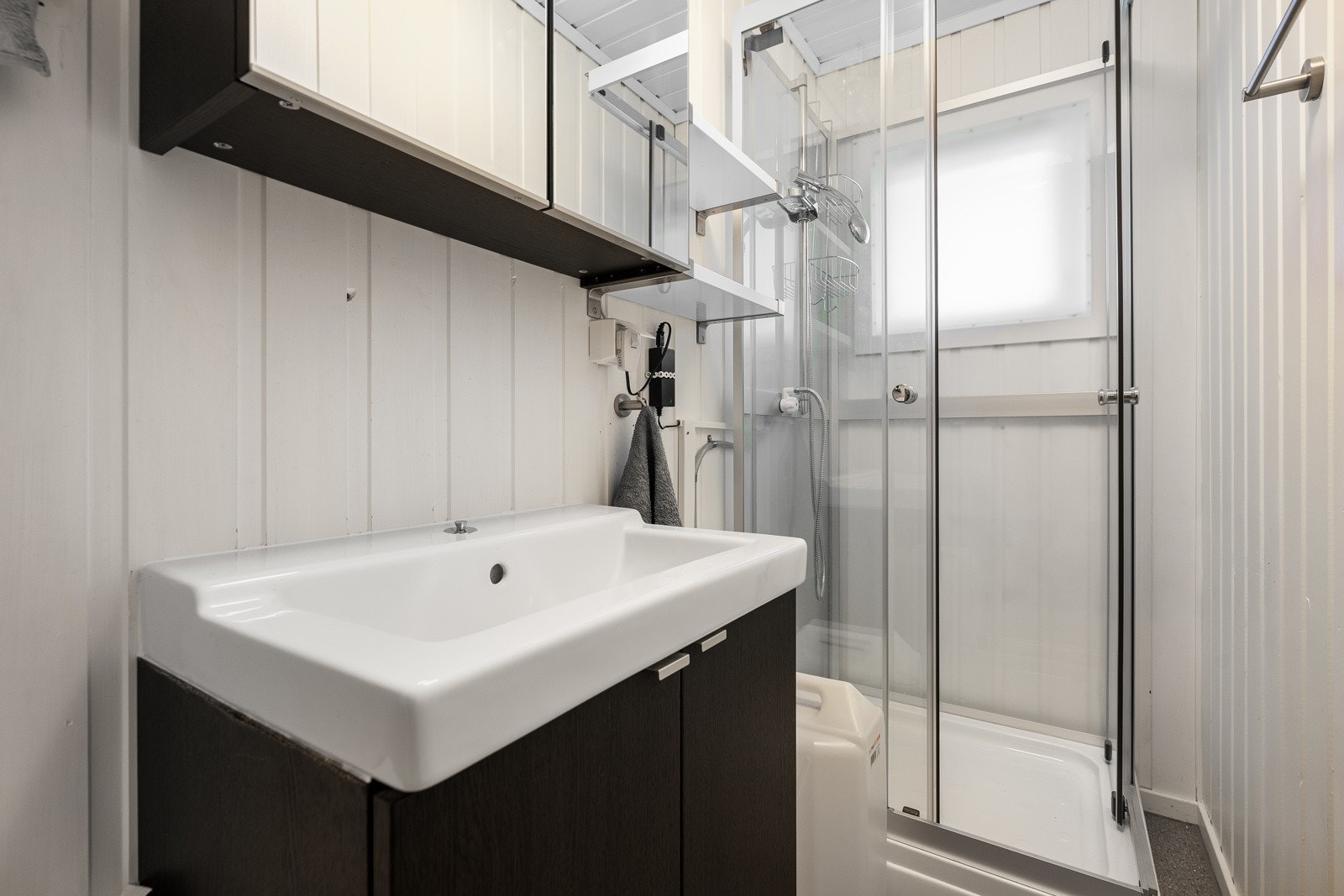 Dusjkabinett med elektrisk pumpe og tett vanntank. Galleribilde