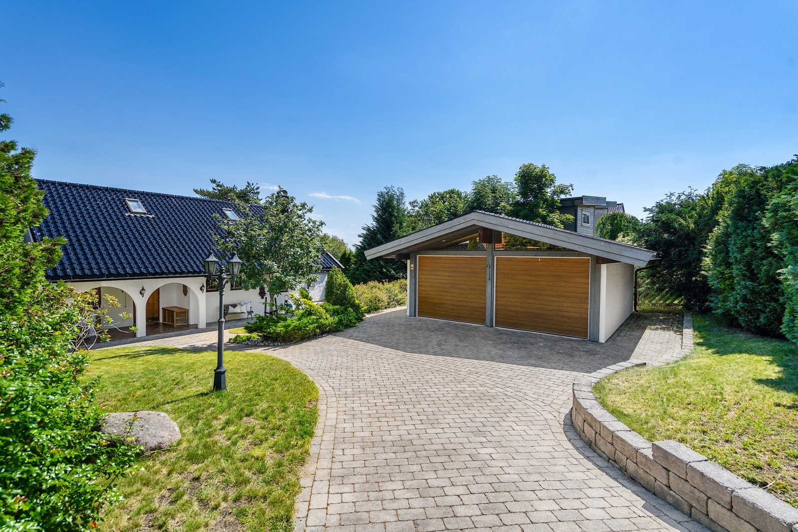 Innkjørselen/gårdsplassen er belagt med belegningssten Galleribilde