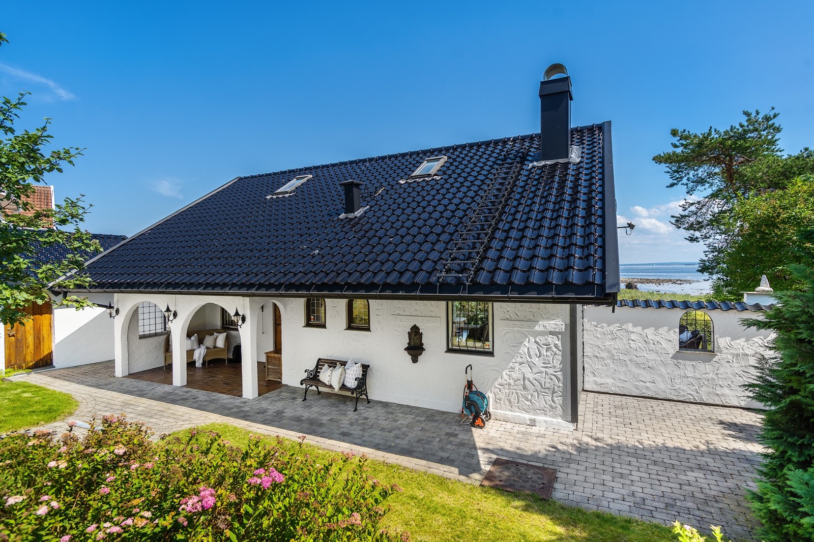 Fasaden sett fra innkjørselen Galleribilde