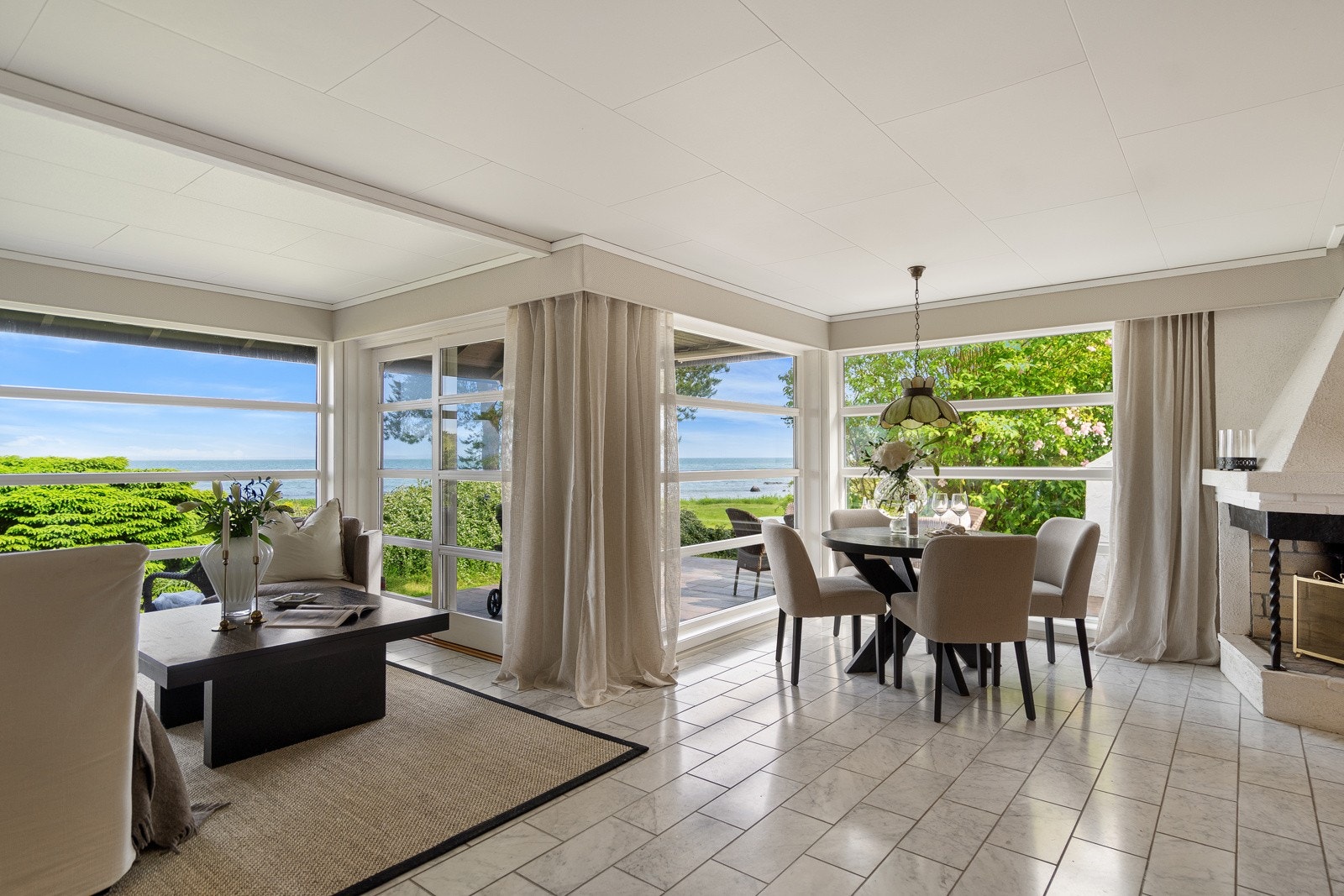 Lys og fin stue med store og fine vinduer Galleribilde