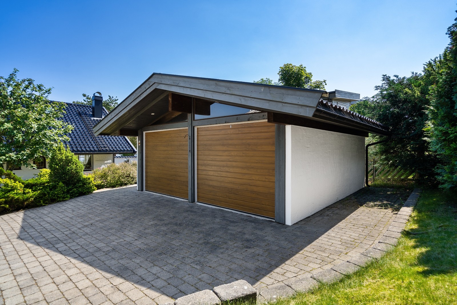 Frittliggende, dobbel garasje Galleribilde