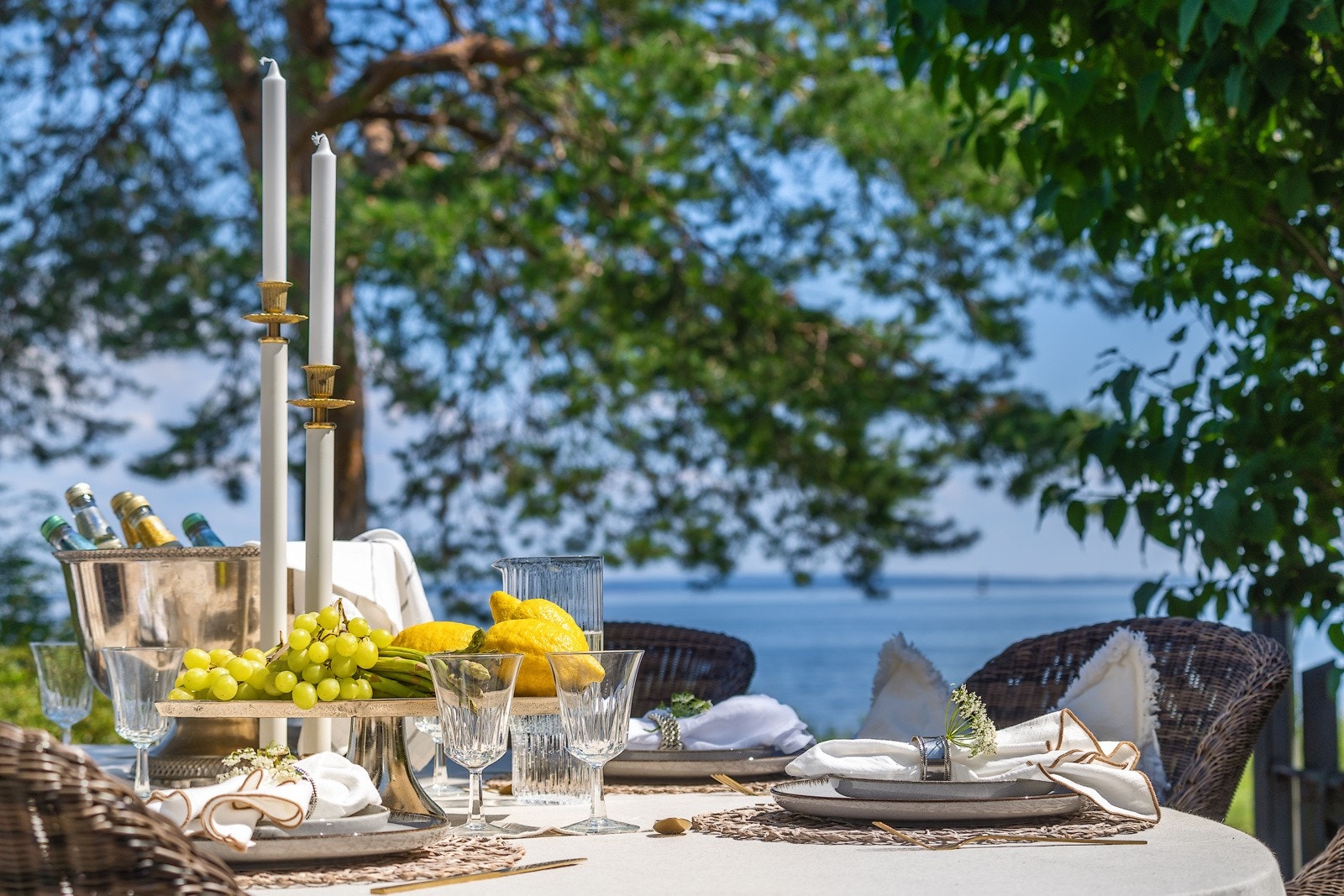 Idyll å sitte på terrassen med sjøen som nærmeste nabo Galleribilde