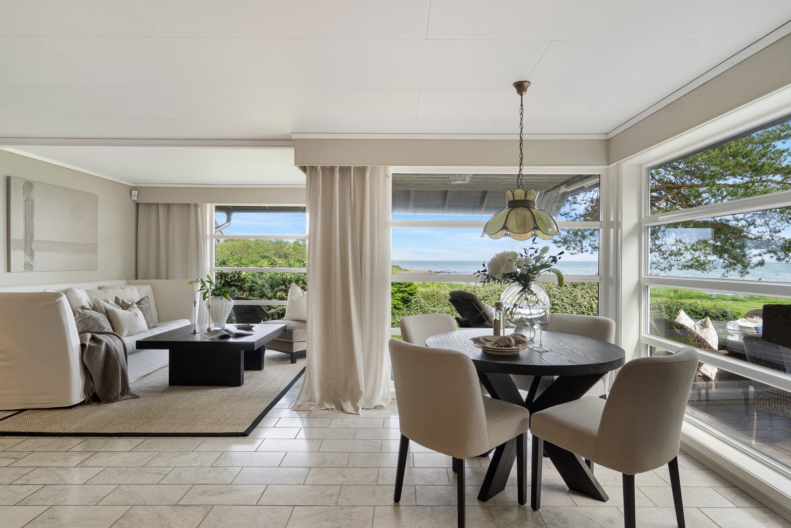 Herfra kan man enkelt nyte den sine utsikten og nærheten til sjøen Galleribilde