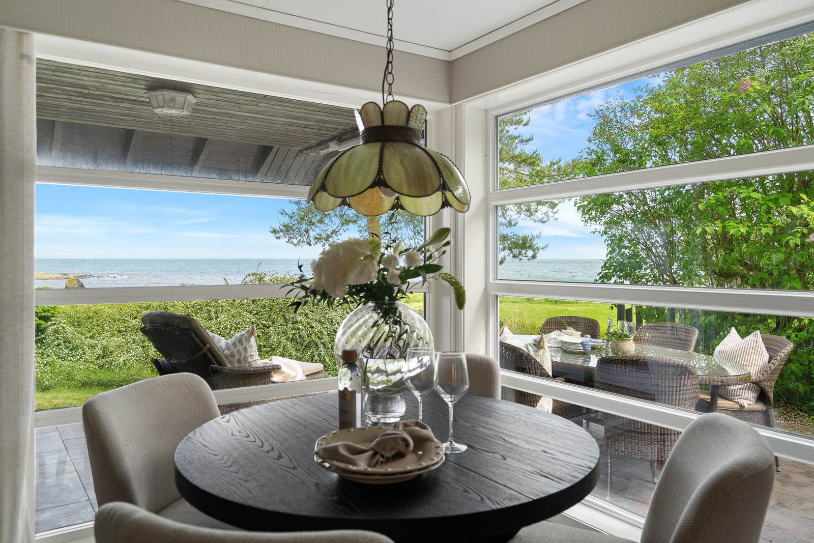 Fin spiseplass hvor man kan dekke til hyggelige lag for familie og venner Galleribilde