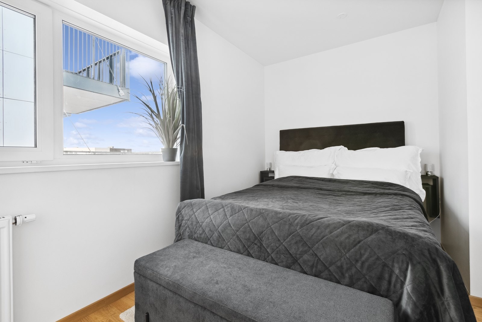 Hovedsoverom har plass til en dobbeltseng og det medfølger to store garderobeskap fra rommet. Galleribilde