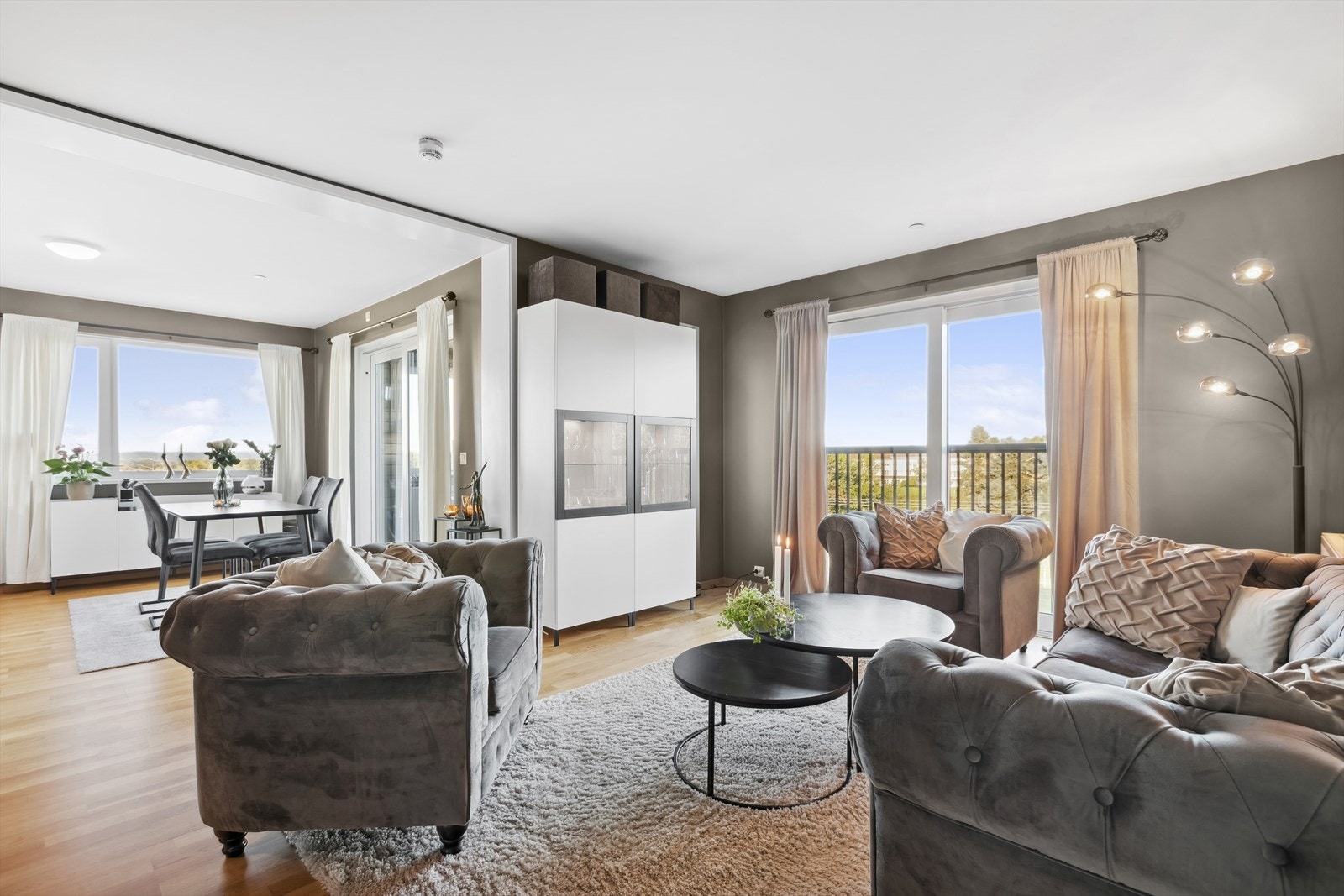 Leiligheten har en fin planløsning hvor stuen har naturlig skille mot kjøkkenet. Galleribilde