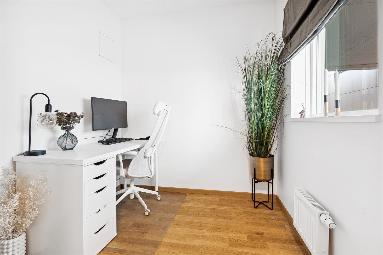 Romslig bod som er innredet som kontor. Galleribilde