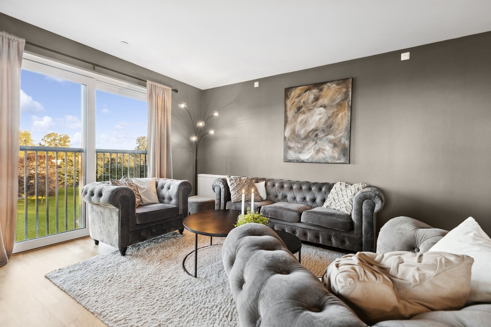 Fra stuen er det mulig å åpne den franske balkongen for å slippe inn ekstra frisk luft, sollys og få hjemmet til å føles større. Galleribilde