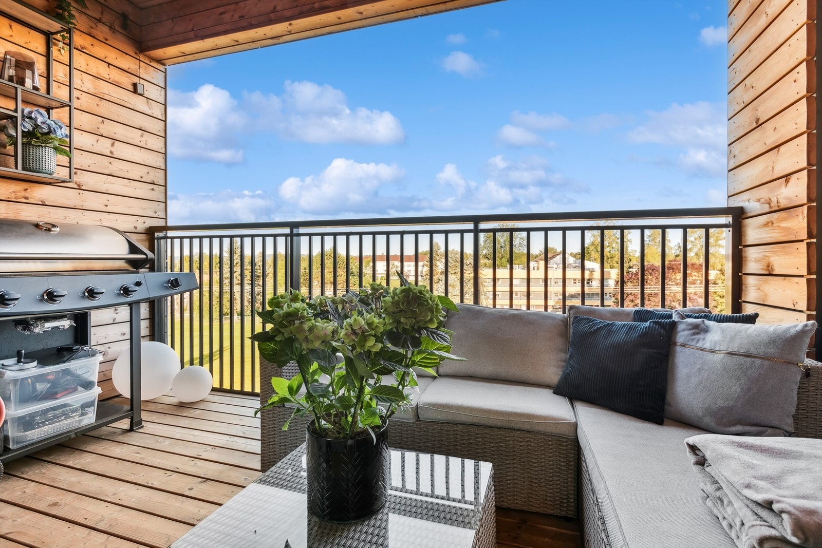 Det er rikelig med plass i den vestvendte balkongen for grilling og diverse i sommerhalvåret. Galleribilde