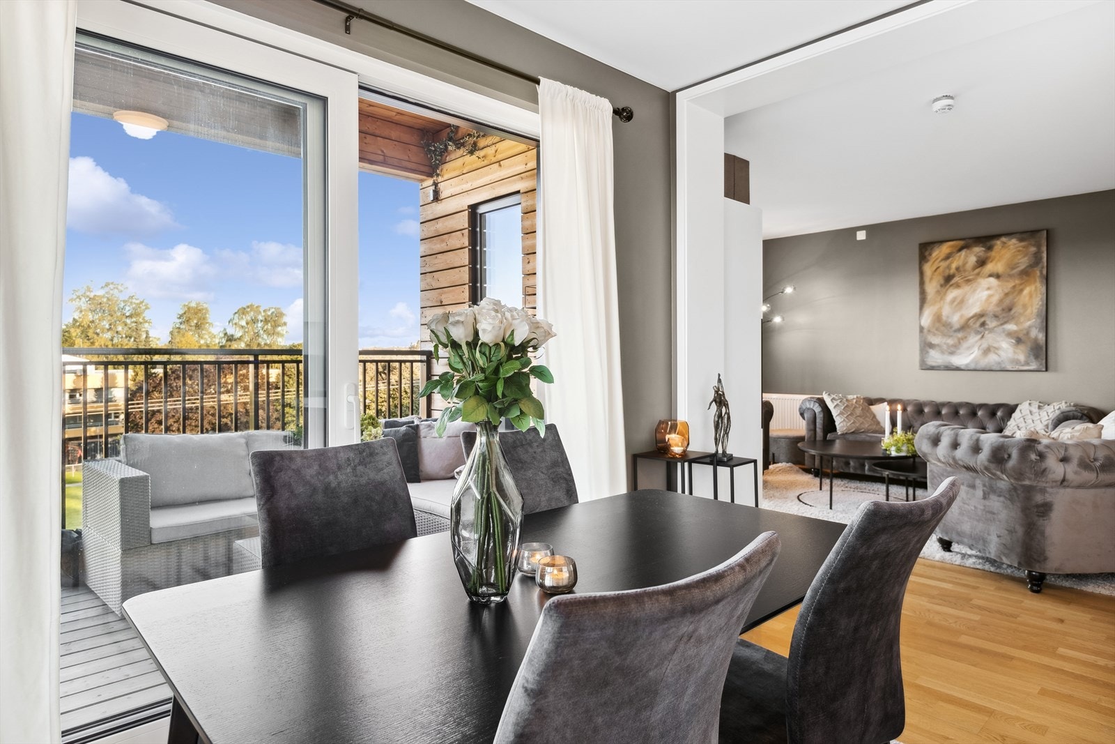 Fra spisestuen er det tilgang til en overbygget balkong. Galleribilde