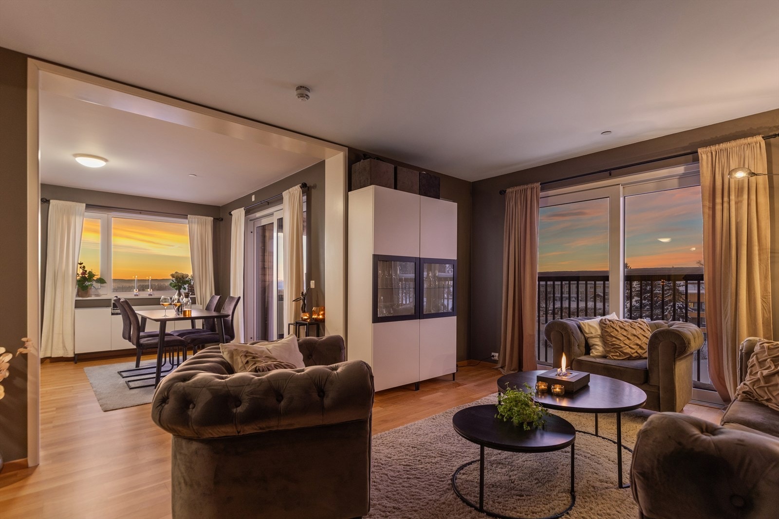 Leiligheten har en romslig løsning i moderne stil med parkett, malte vegger i lune farger og listefri overgang til tak. Galleribilde