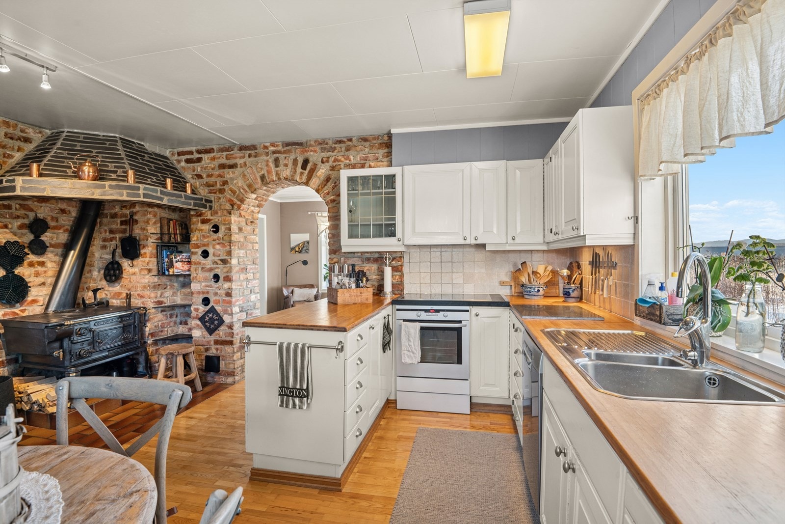 Lunt og hyggelig med funksjonell innredning som innbyr til matlaging for både store og små kokker. Galleribilde