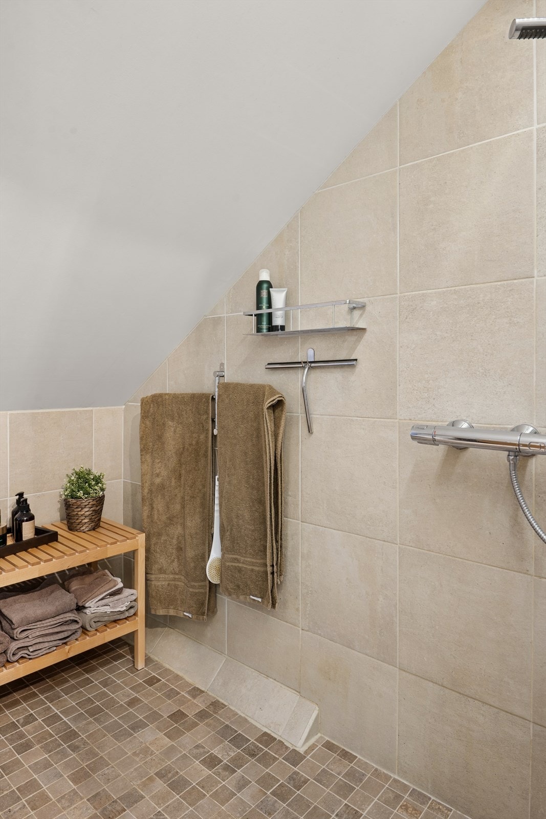 Innredningen består av en servant, toalett og dusjhjørne med dusjvegger. Galleribilde