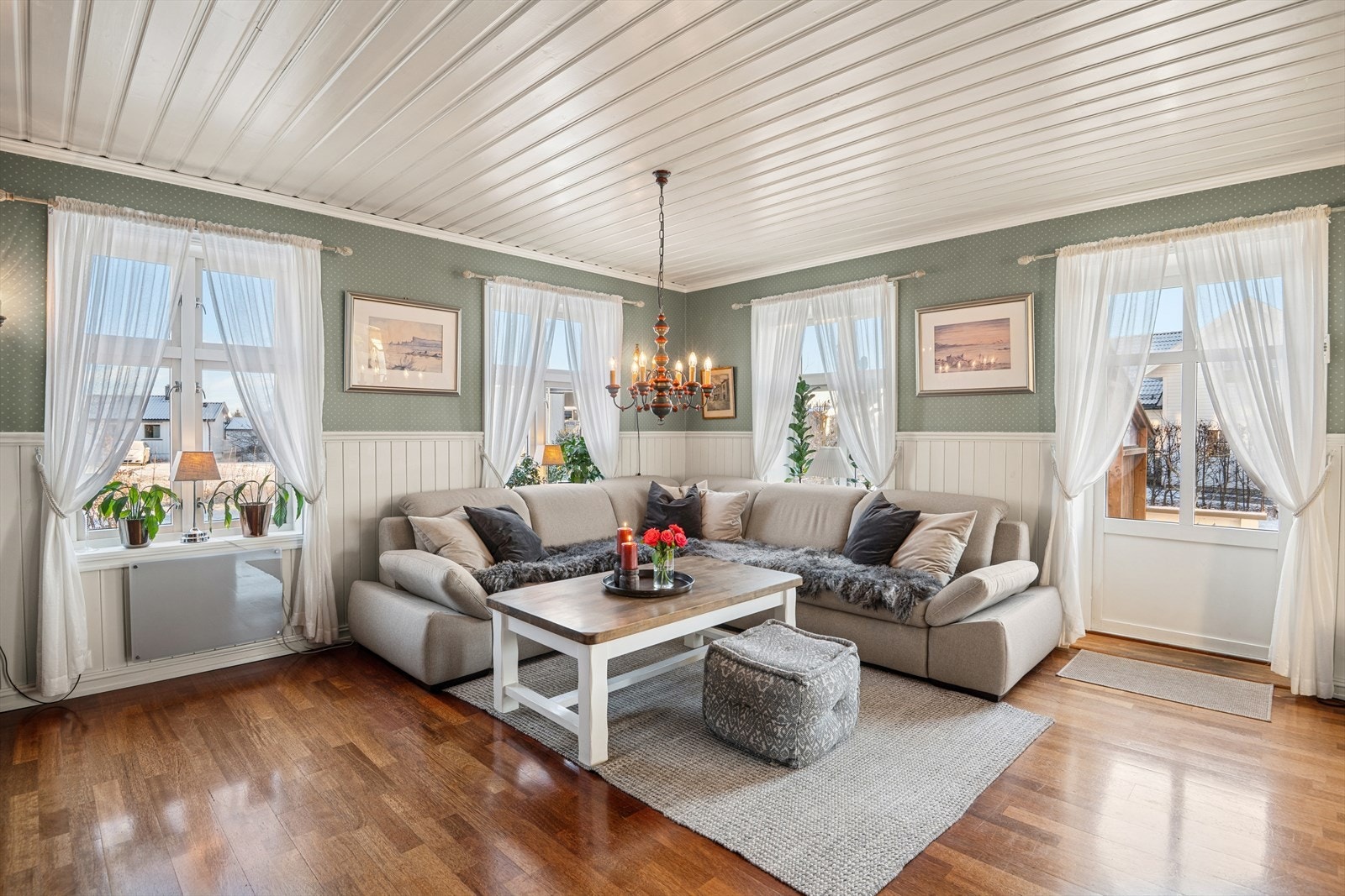 Boligen har flere hyggelige oppholdsrom fordelt over to plan. Galleribilde