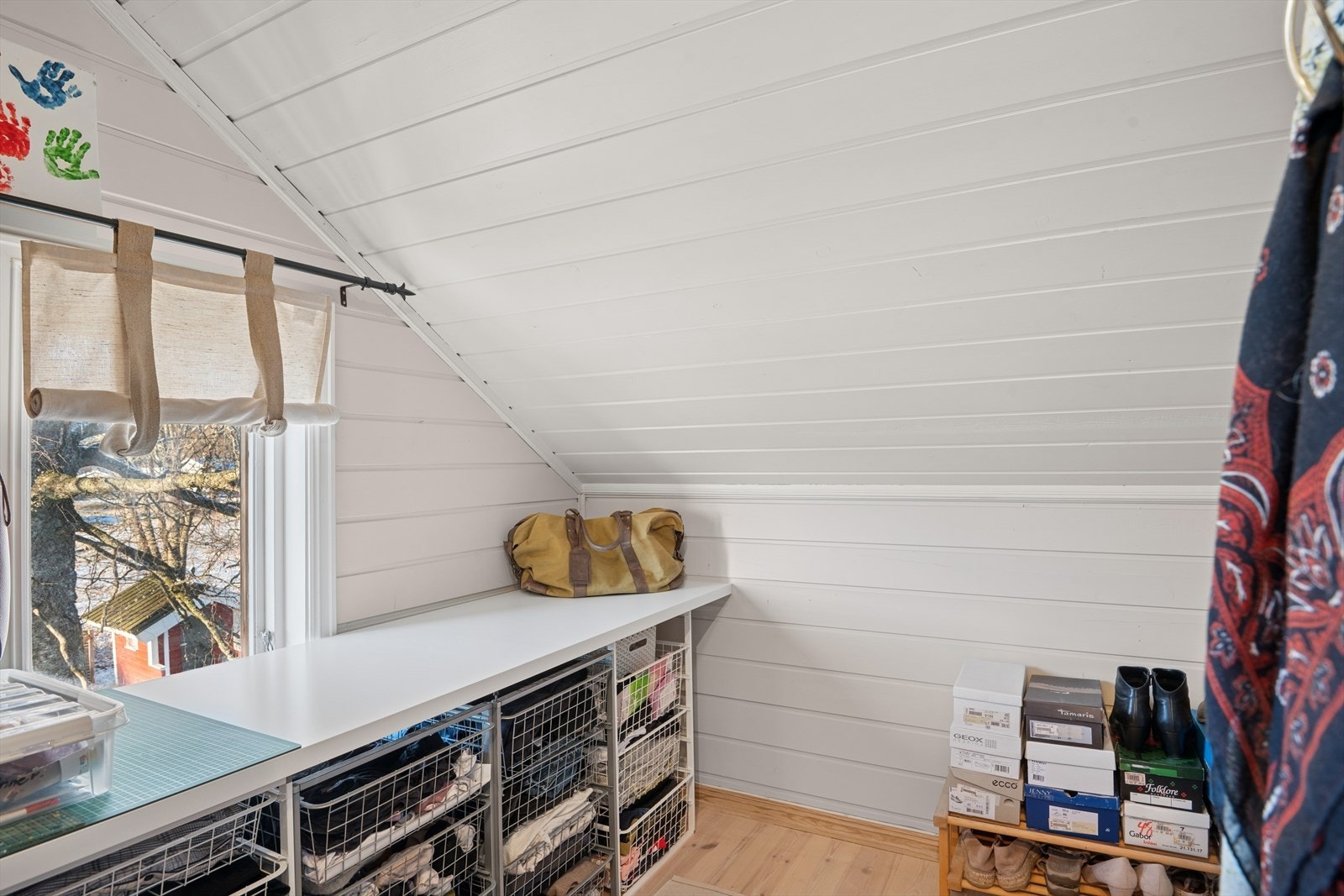 Ett av rommene har tilgang til walk-in closet. Galleribilde