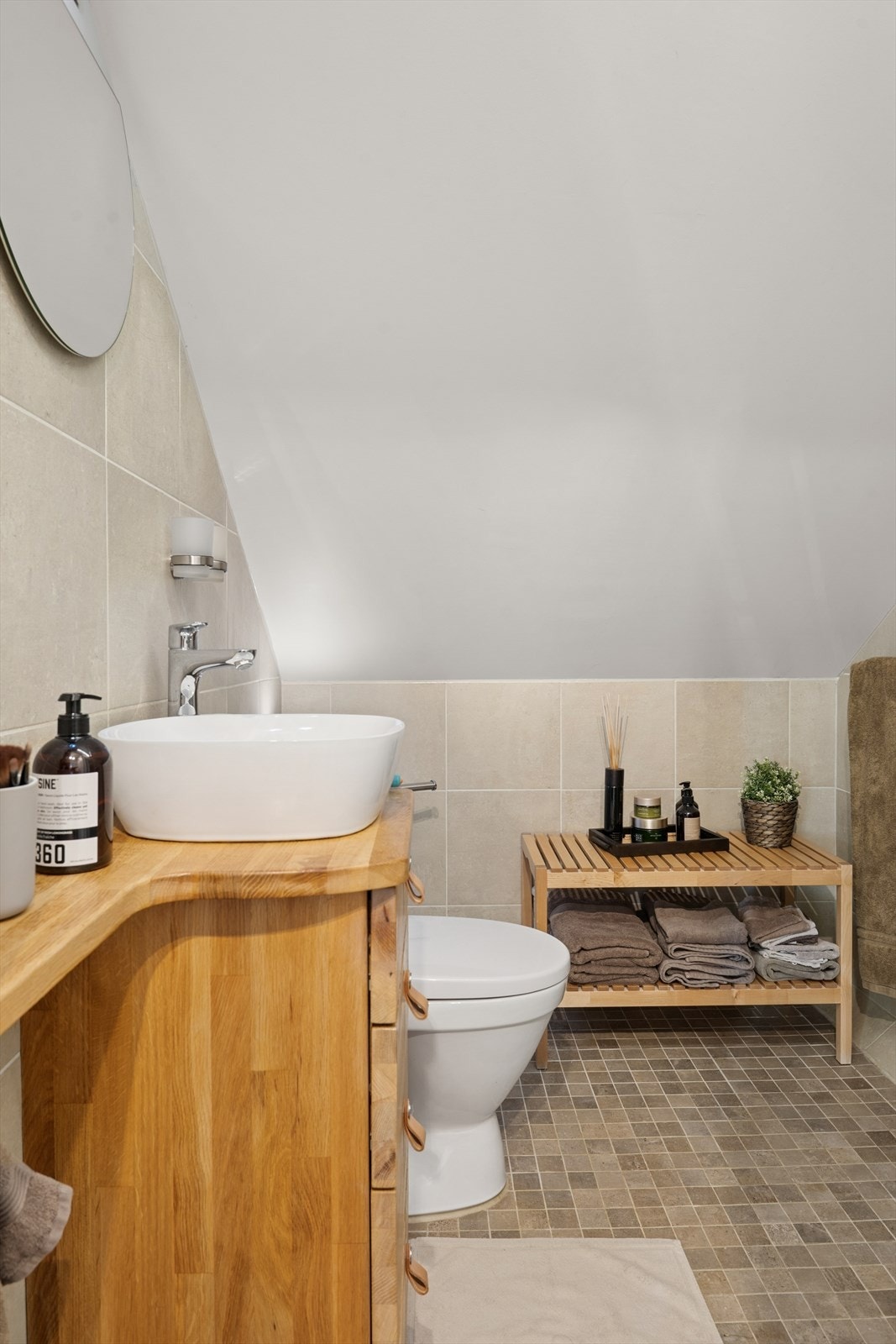 Badet finner du lokalisert i 2. etasje. Rommet ble oppgradert i 2016 og har flislagte overflater på både vegger og gulv. Galleribilde