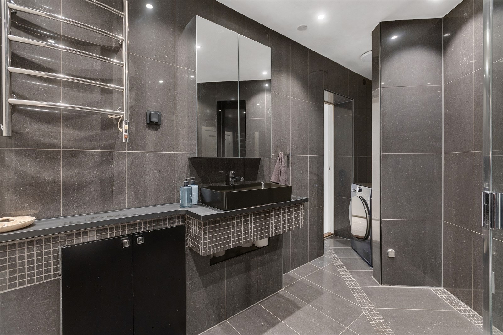 Bad med pene materialvalg og praktiske oppbevaringsløsninger Galleribilde