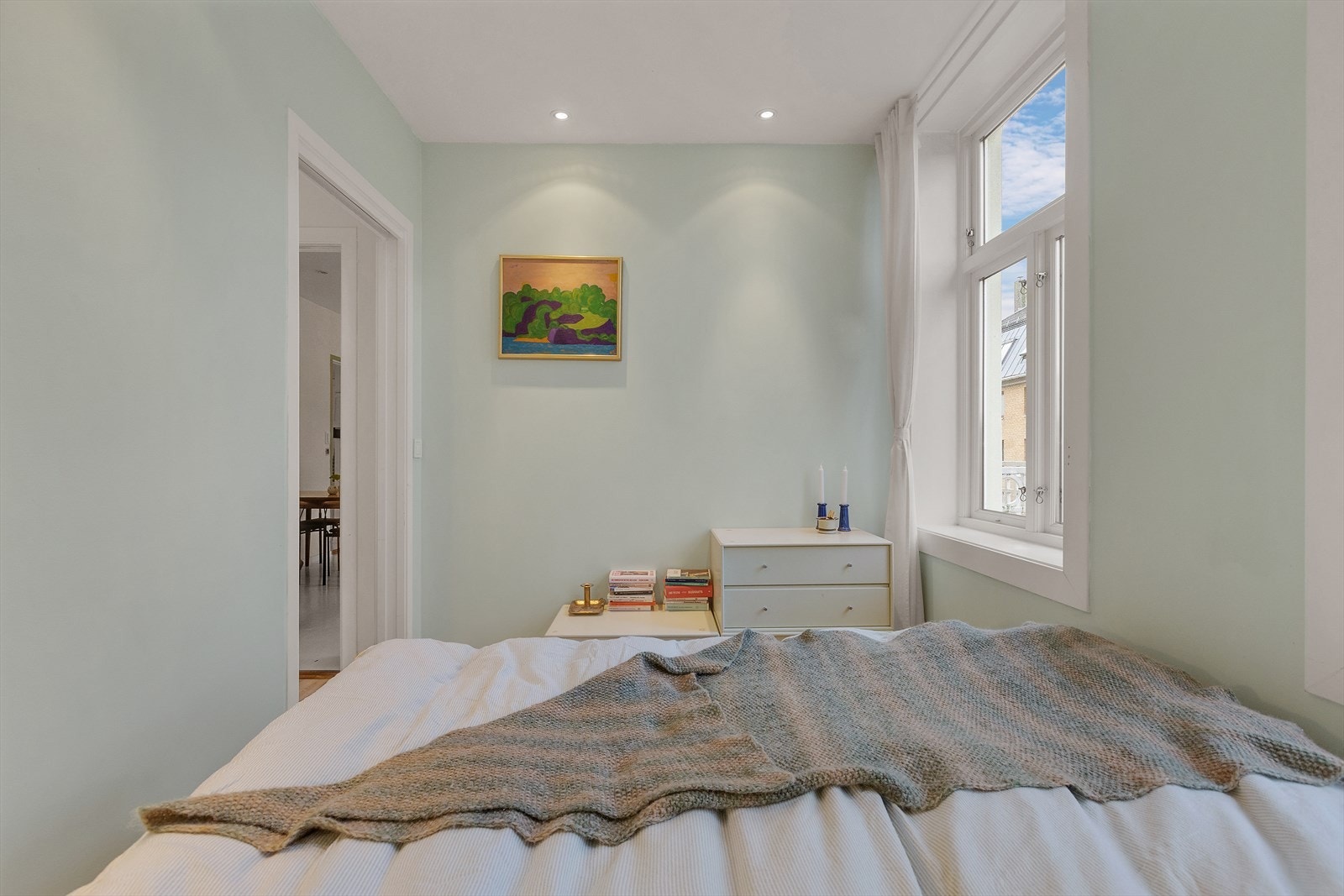 Soverom med plass til dobbeltseng og et rolig, lyst uttrykk Galleribilde