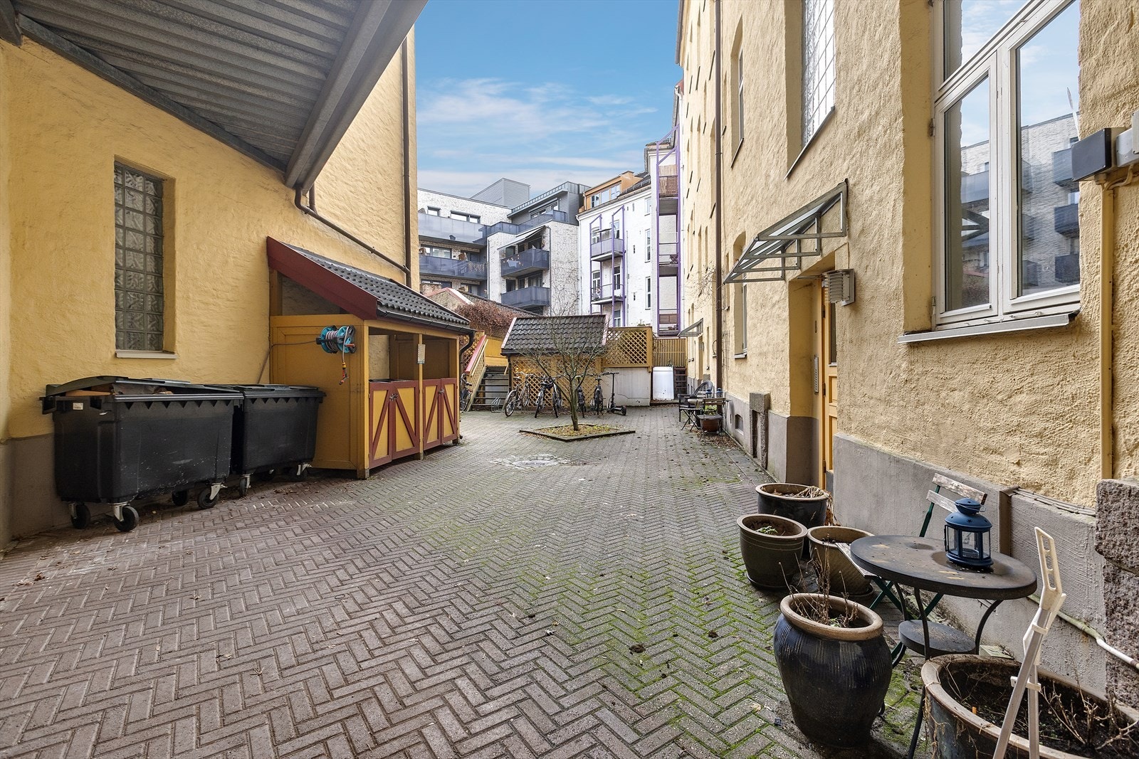 Rolig bakgård med sykkelparkering og praktisk adkomst Galleribilde