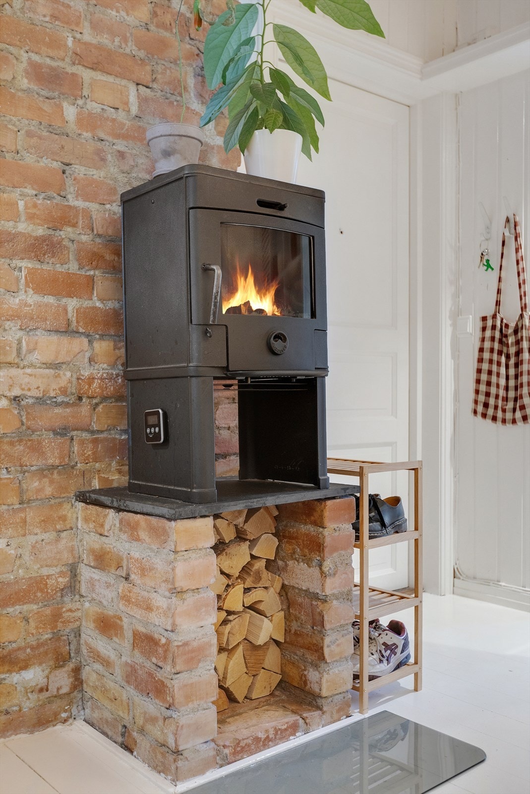Vedovn med teglvegg - ekstra lun stemning på kjøkkenet Galleribilde