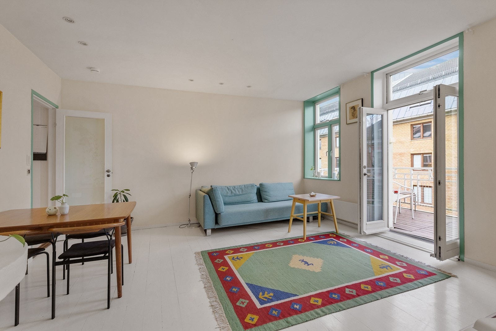 Lys og romslig stue med store vindusflater og utgang til balkong - god plass til både sofagruppe og spisebord. Galleribilde