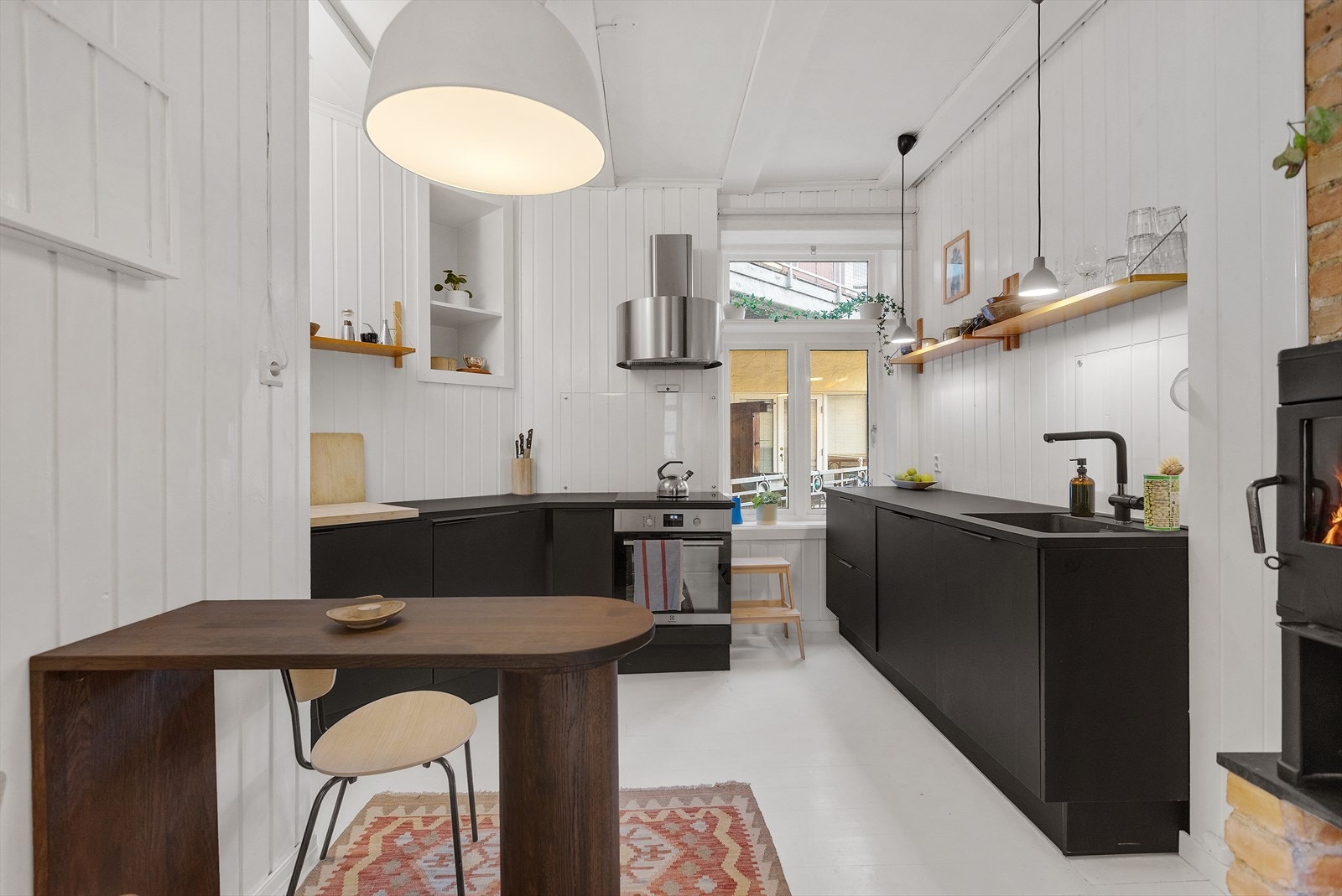 Sosial kjøkkenavdeling med lang benkeplate og naturlig spiseplass - en innbydende sone som passer like godt til hverdags som til gjester. Galleribilde