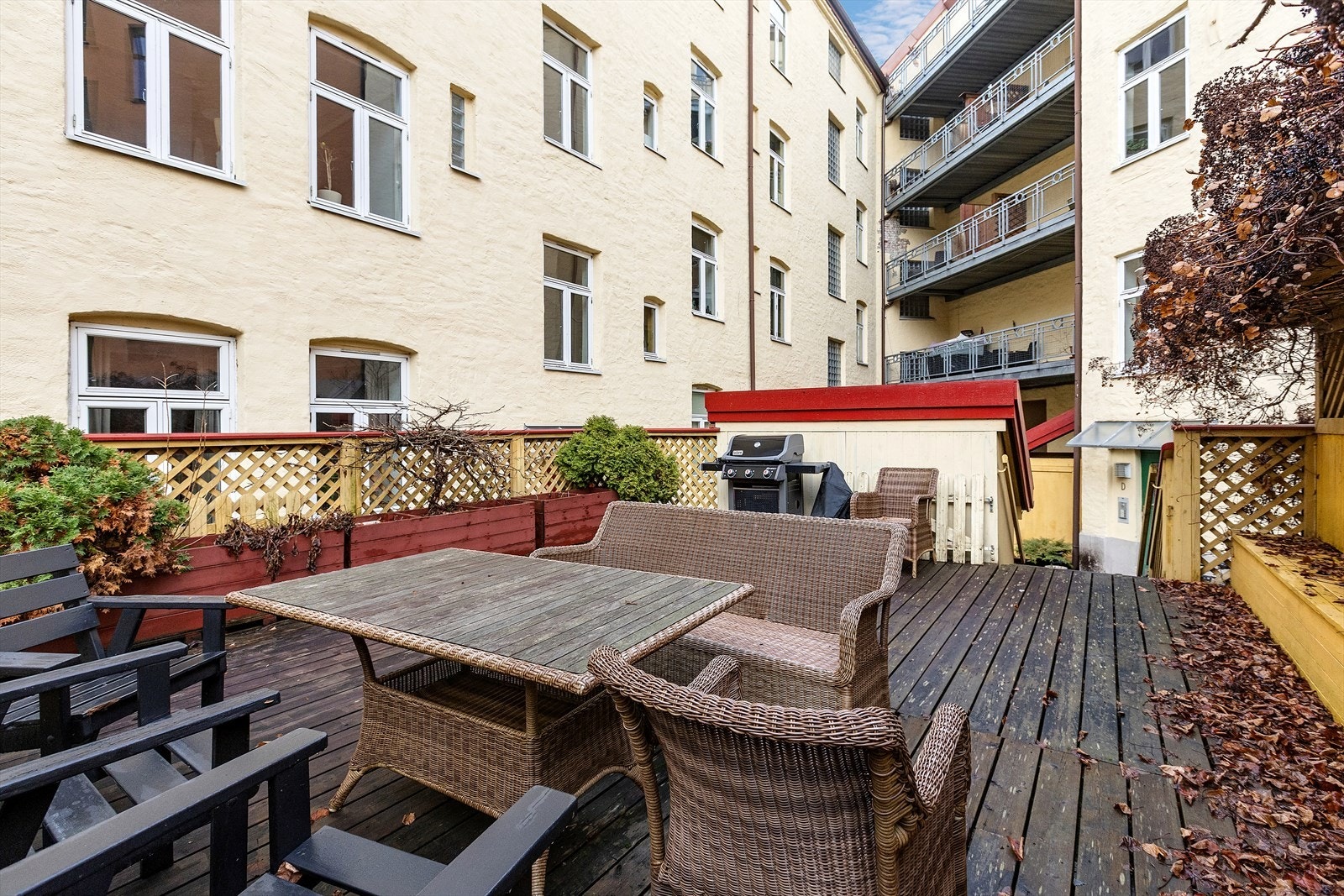 Skjermet gårdsrom med sittegrupper - et hyggelig samlingspunkt Galleribilde