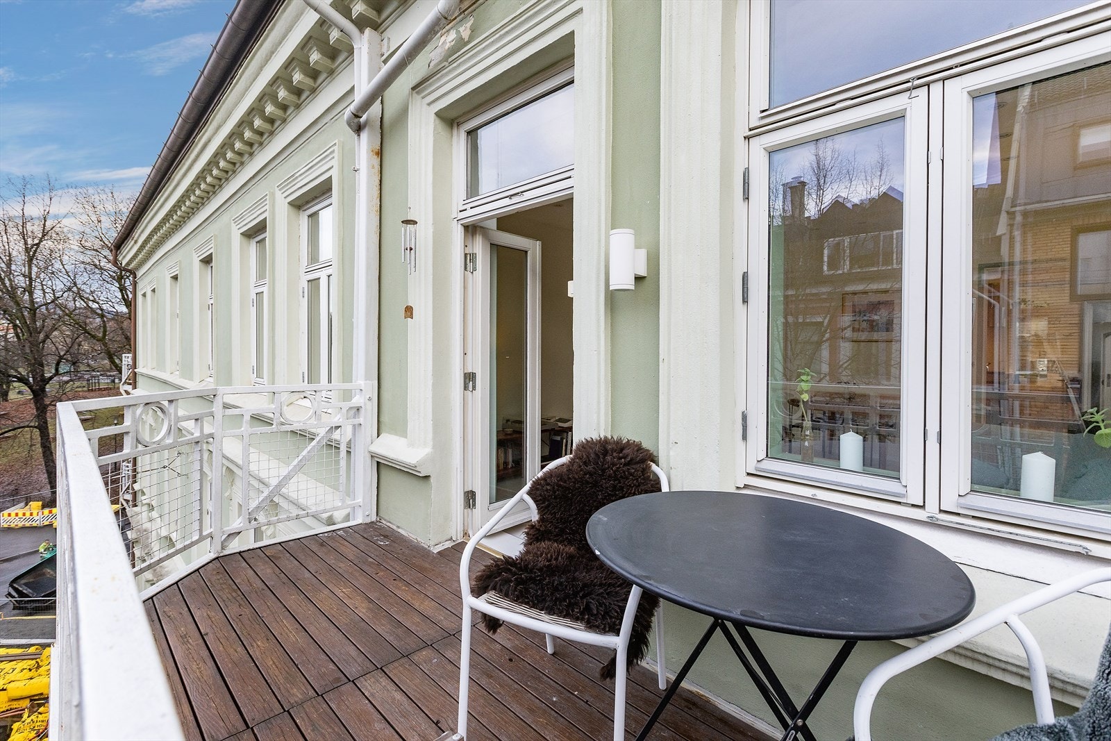 Solrik og vestvendt balkong med god plass til utemøbler - perfekt for morgenkaffen og rolige stunder med utsikt mot nabolaget. Galleribilde