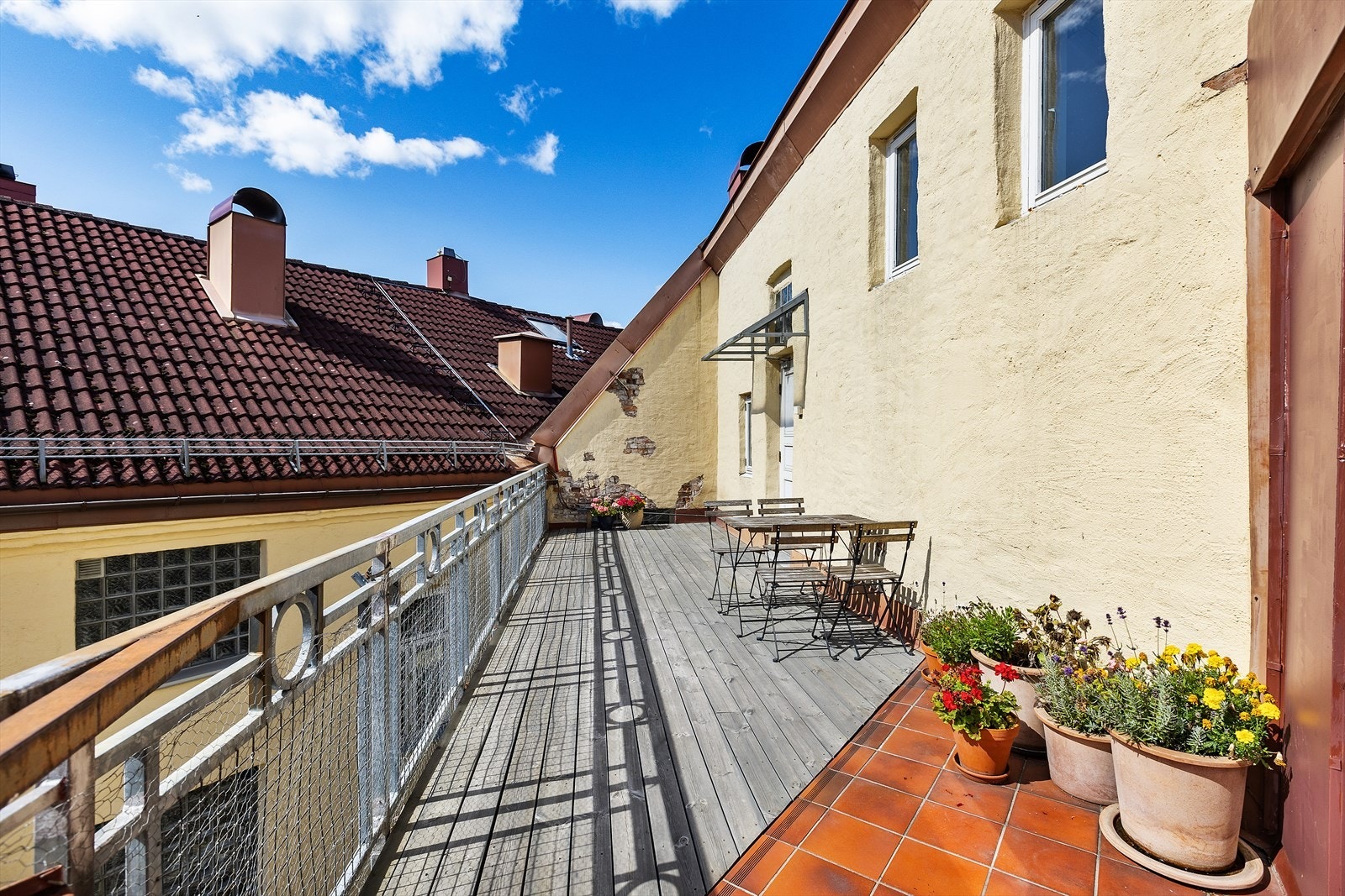 Hyggelig terrassemiljø - perfekt for morgenkaffen i sola. Galleribilde