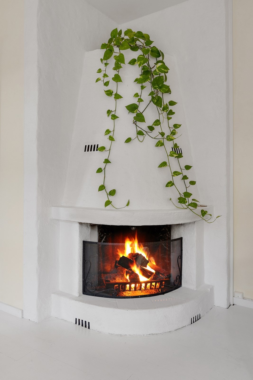 Peis i stue skaper en varm og lun romfølelse på kalde dager. Galleribilde